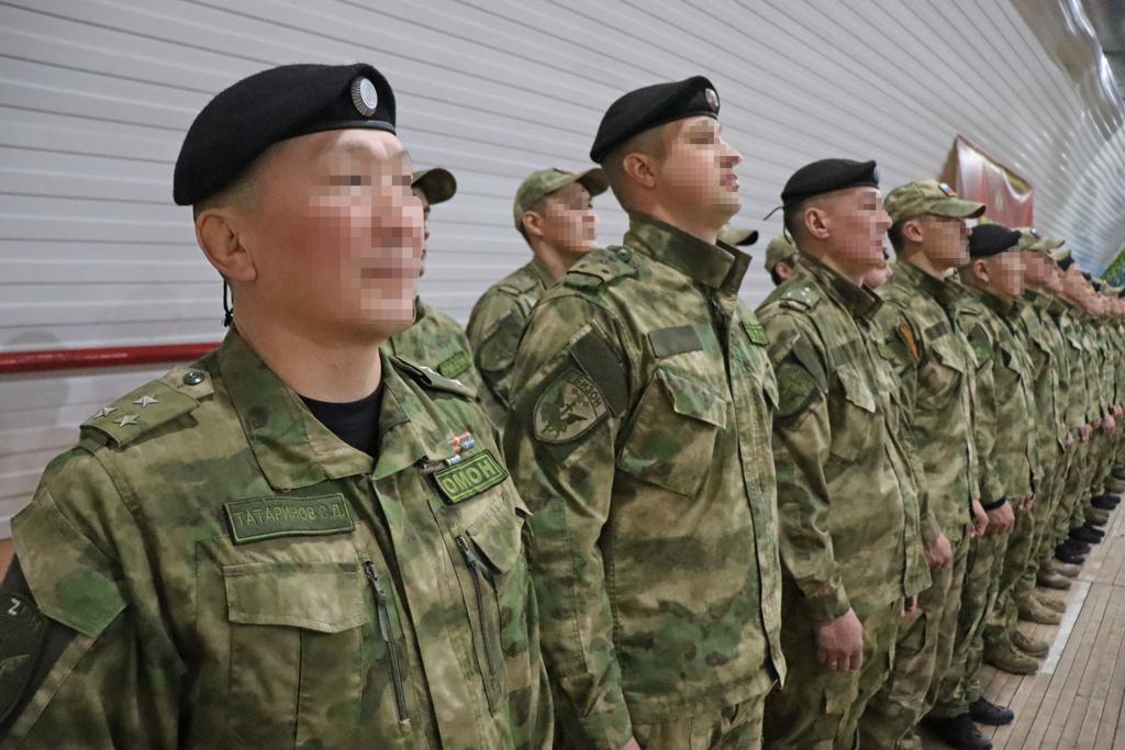 Вернувшихся из зоны СВО бойцов спецназа Росгвардии по республике наградили в Якутске