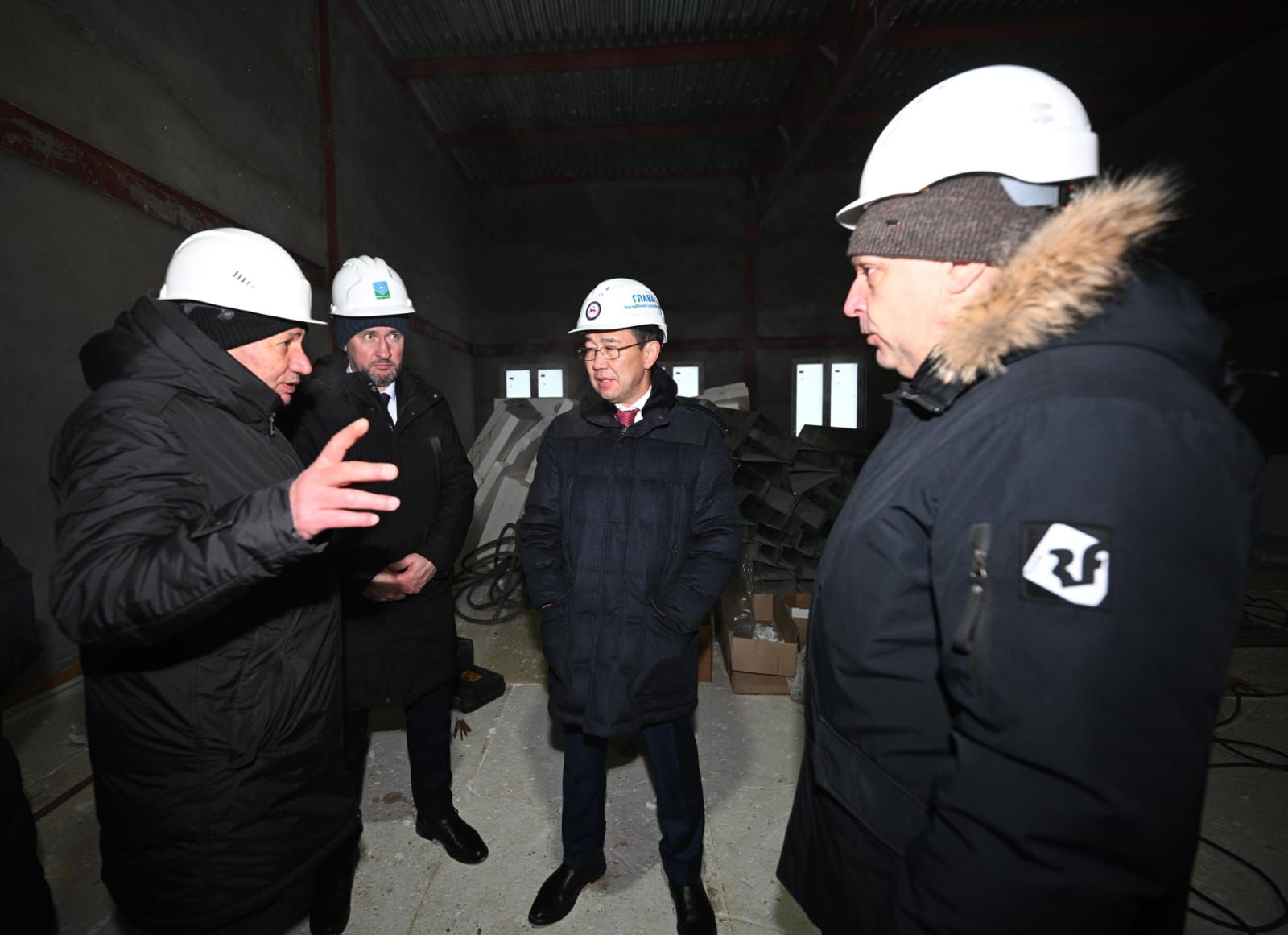 Айсен Николаев проверил ход строительства второго корпуса школы в Мирном