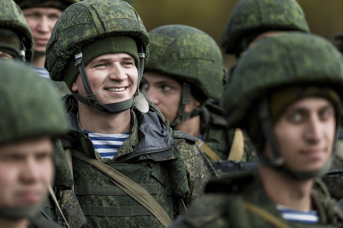 Путин увеличил штатную численность армии на 170 тысяч человек