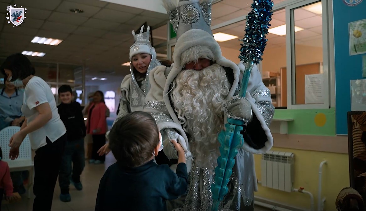 Чысхаан, Дед Мороз и Хаарчаана вручили подарки детям в больницах в Якутске