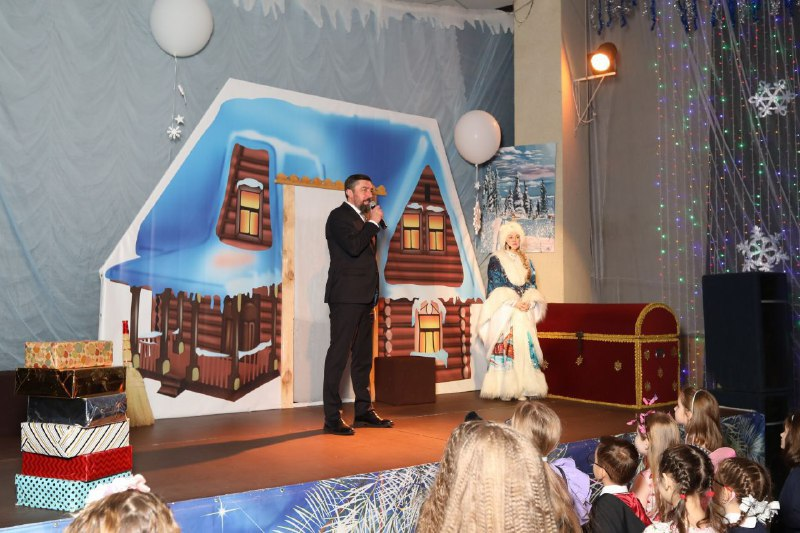 Елку главы Нерюнгринского района посетили 600 детей