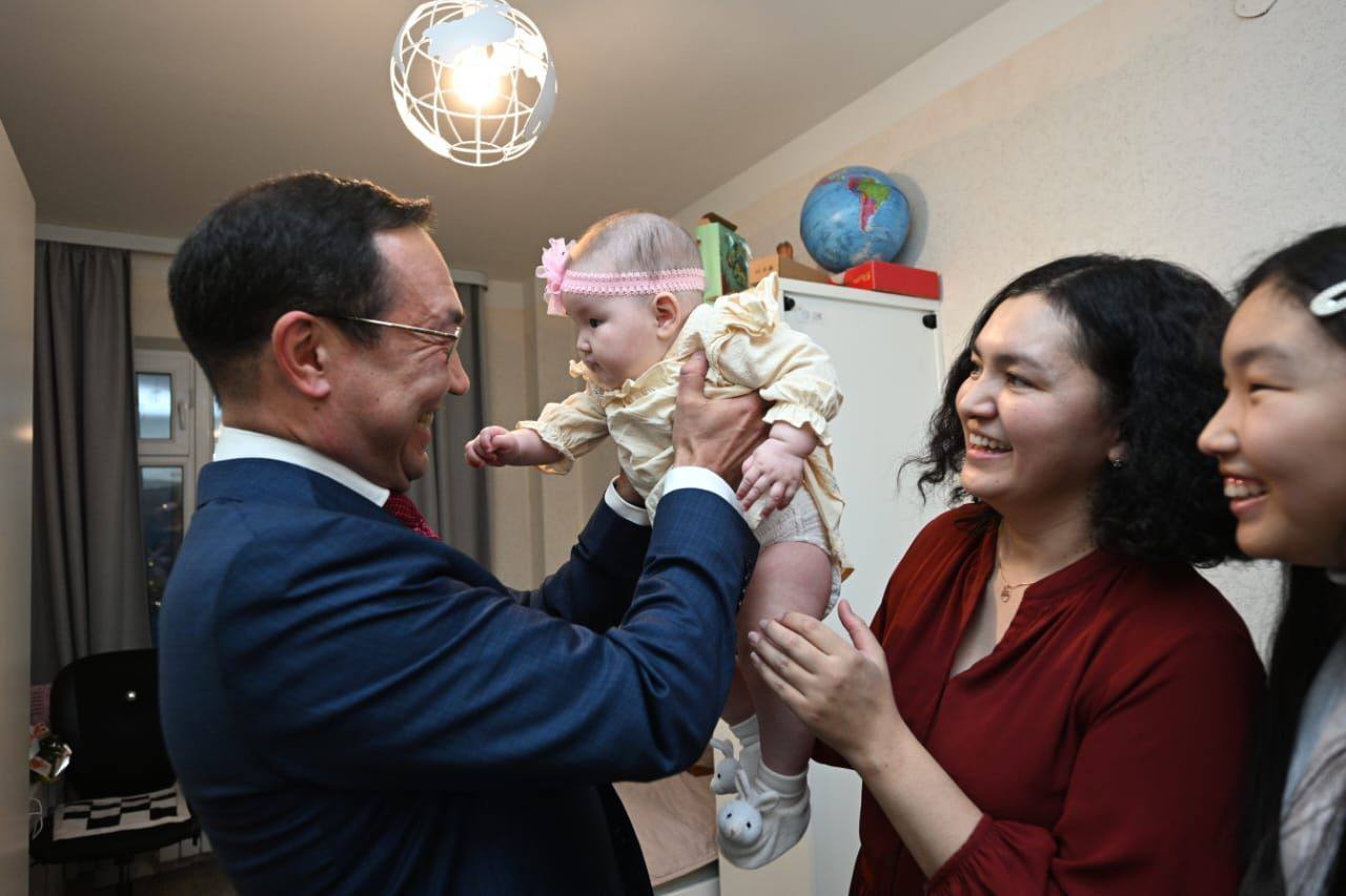 Айсен Николаев навестил семью миллионной жительницы Якутии