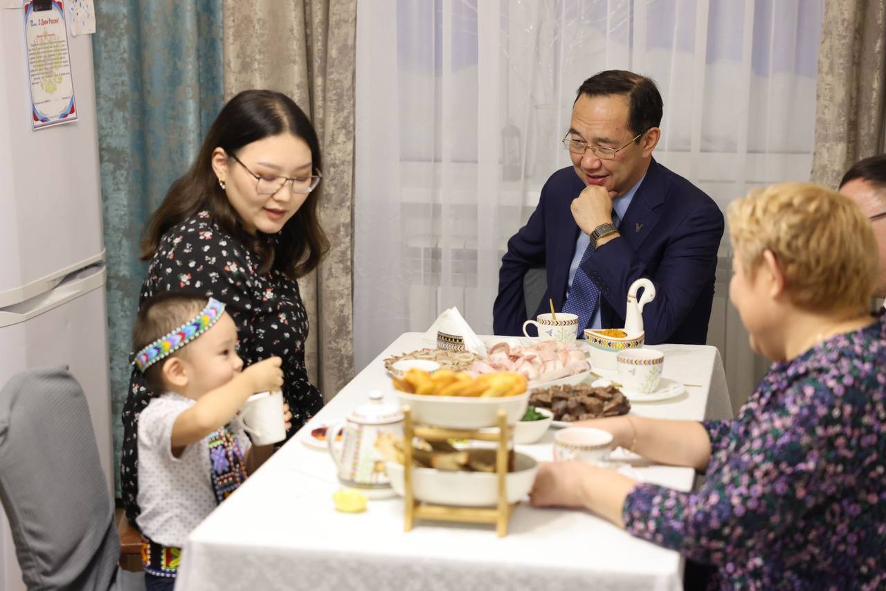 Глава Якутии встретился с семьей бойца СВО в селе Саскылах