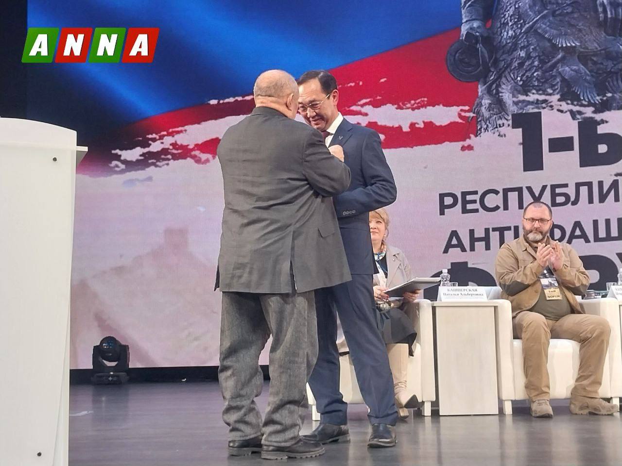 Главу Якутии наградили медалью «Щит Отечества» на антифашистском форуме