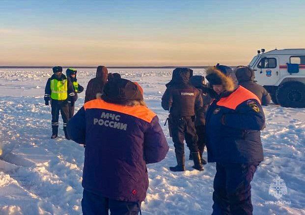 МЧС Якутии: Трактор с двумя людьми провалился на реке Лене в Якутске