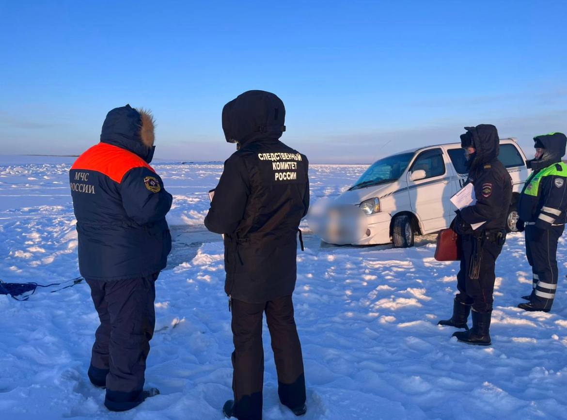 Проверку организовали в Якутии по факту провала под лед реки Лены трактора с двумя людьми