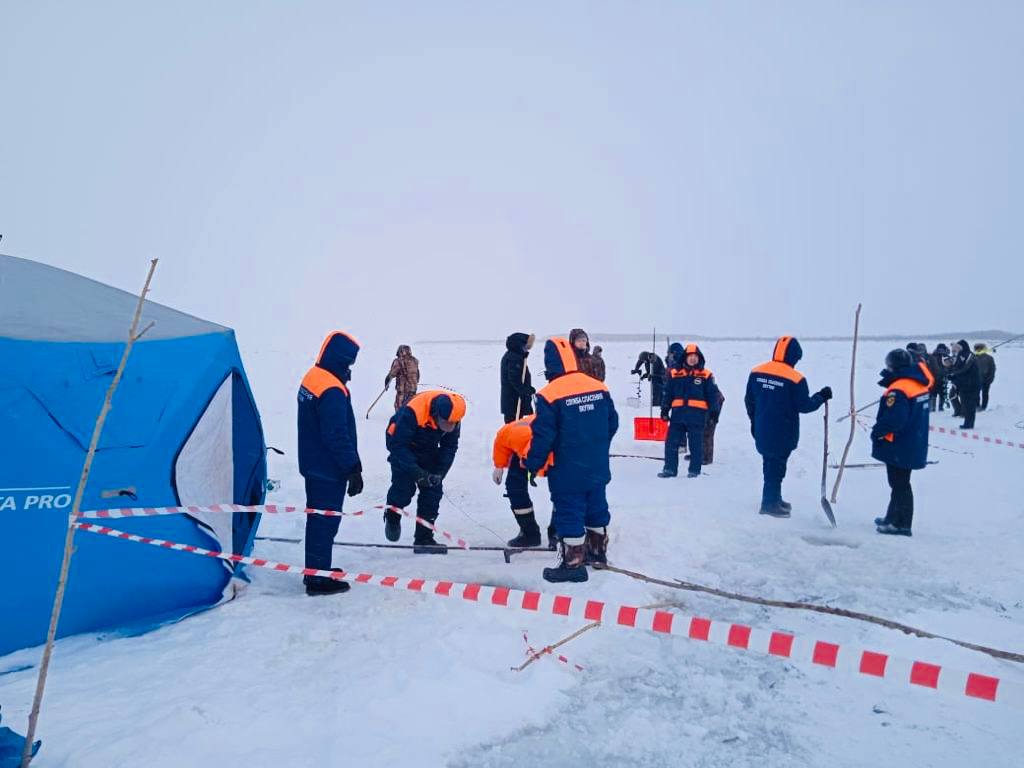 Спасатели продолжают поиски мужчин из провалившегося под лед трактора в Якутии