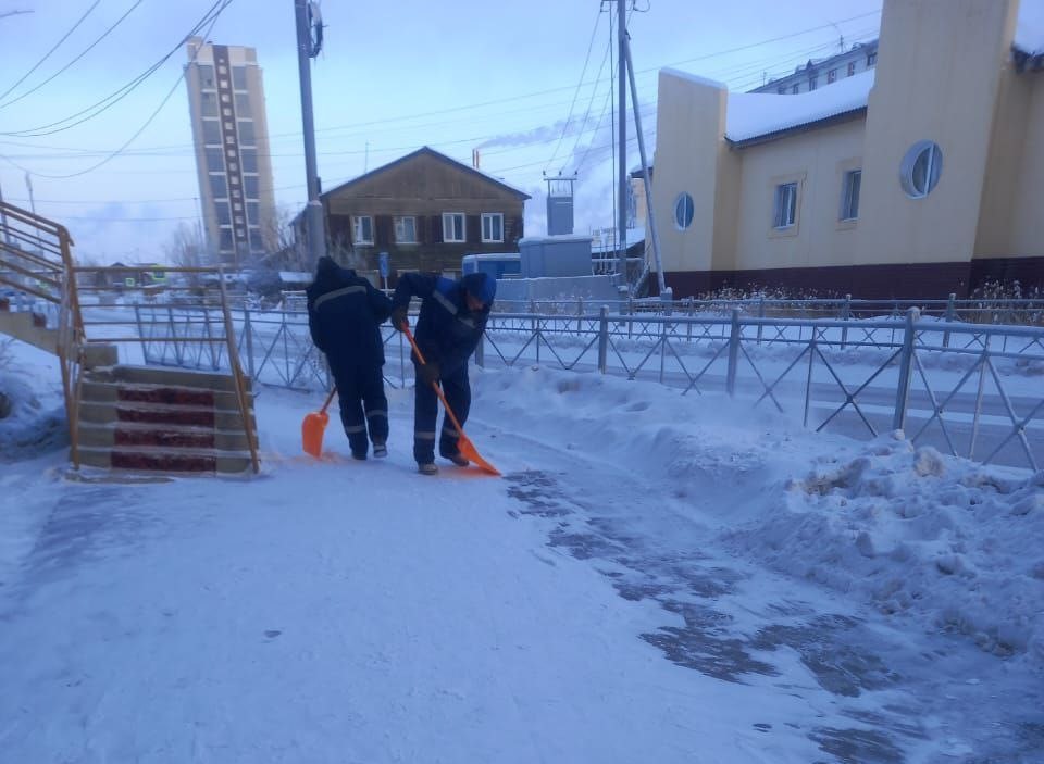 Работы по очистке тротуаров от снега проводят в Сайсарском округе Якутска