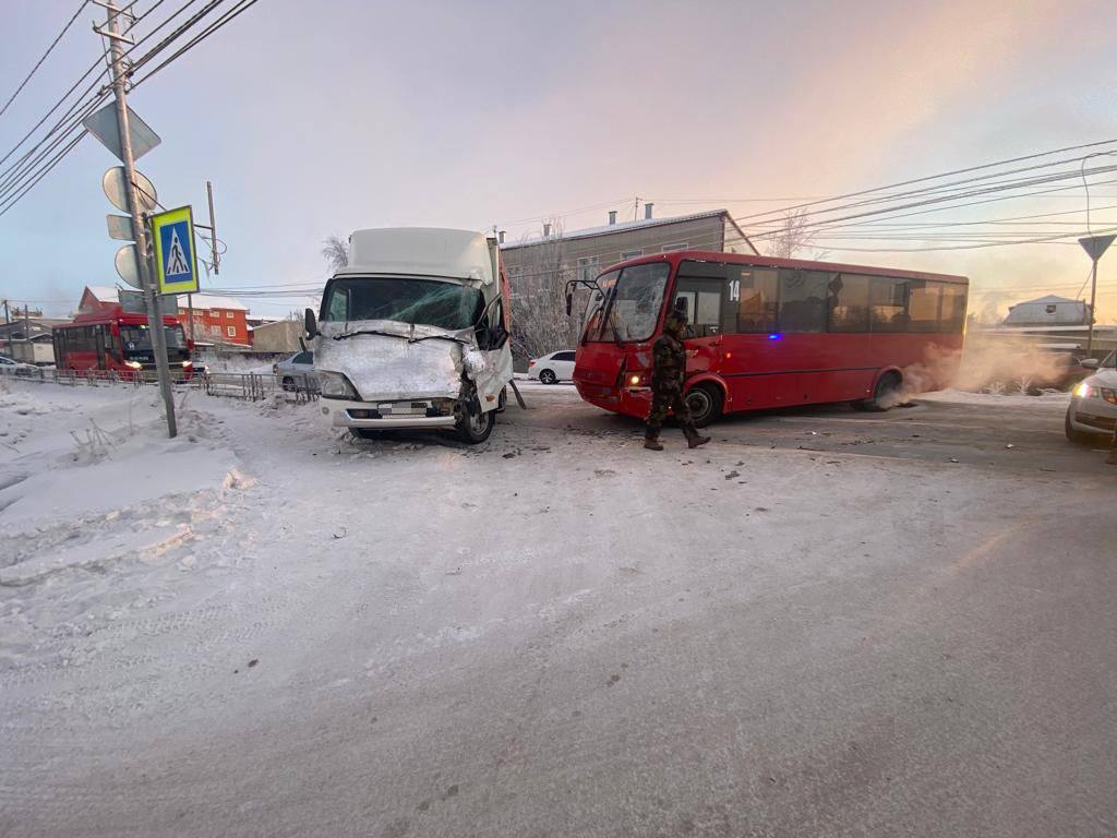 ДТП с участием четырех транспортных средств произошло в Якутске