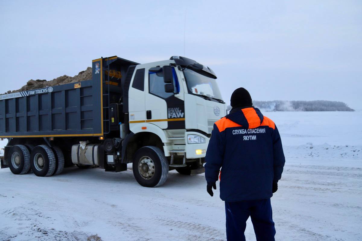 Патрулирование ледовых переправ продолжает служба спасения Якутии