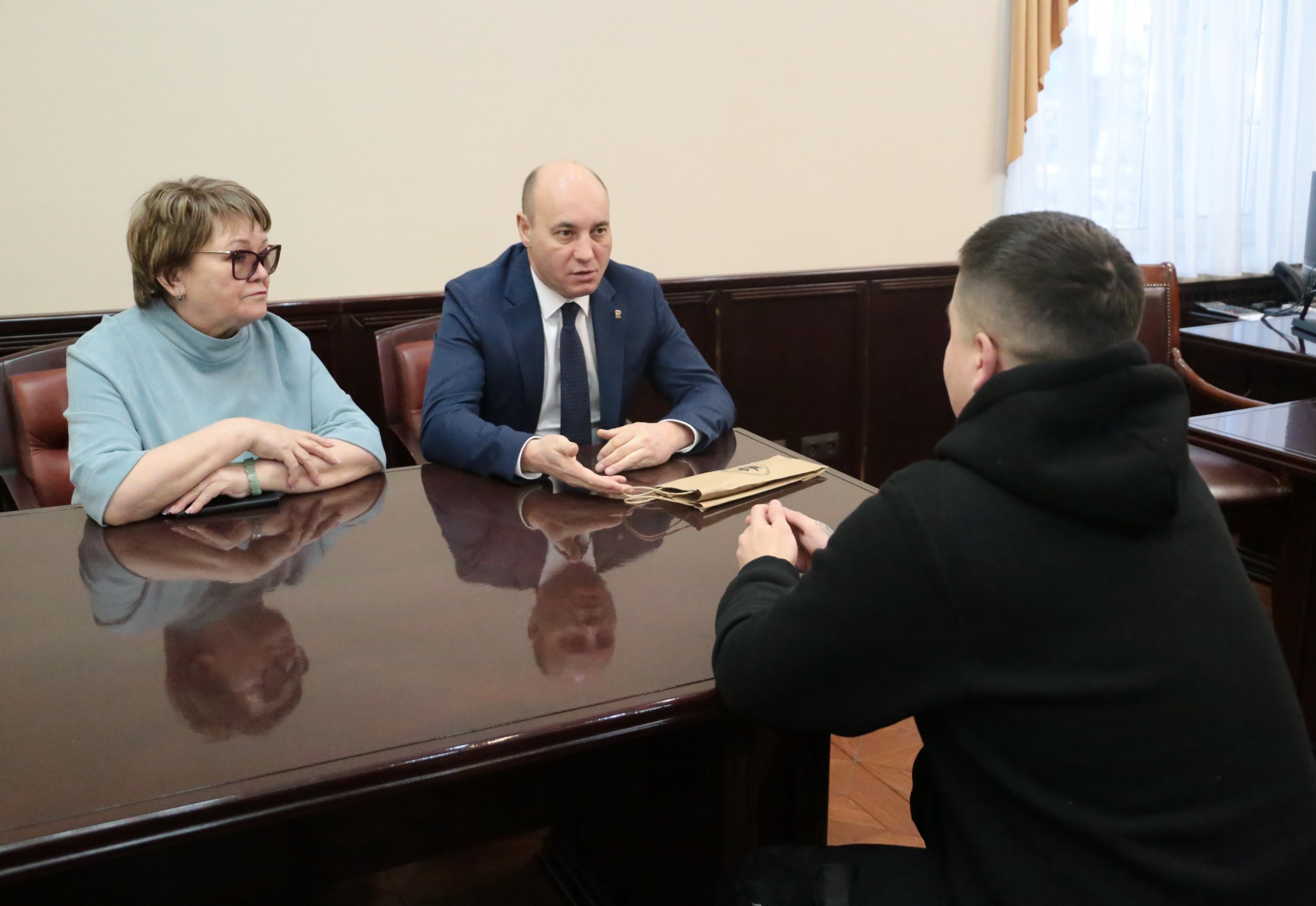 Глава Мирнинского района встретился с бойцом СВО