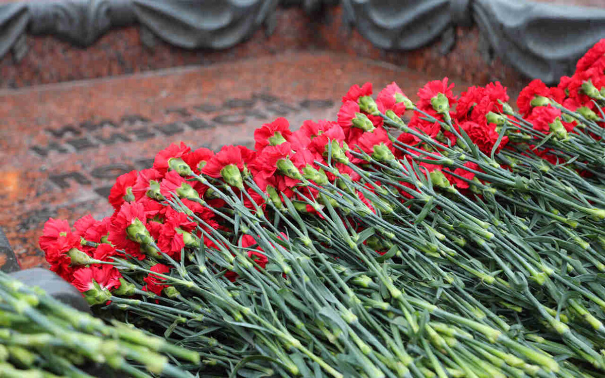 Дипломаты РФ почтили в Китае память советских воинов в День Неизвестного солдата
