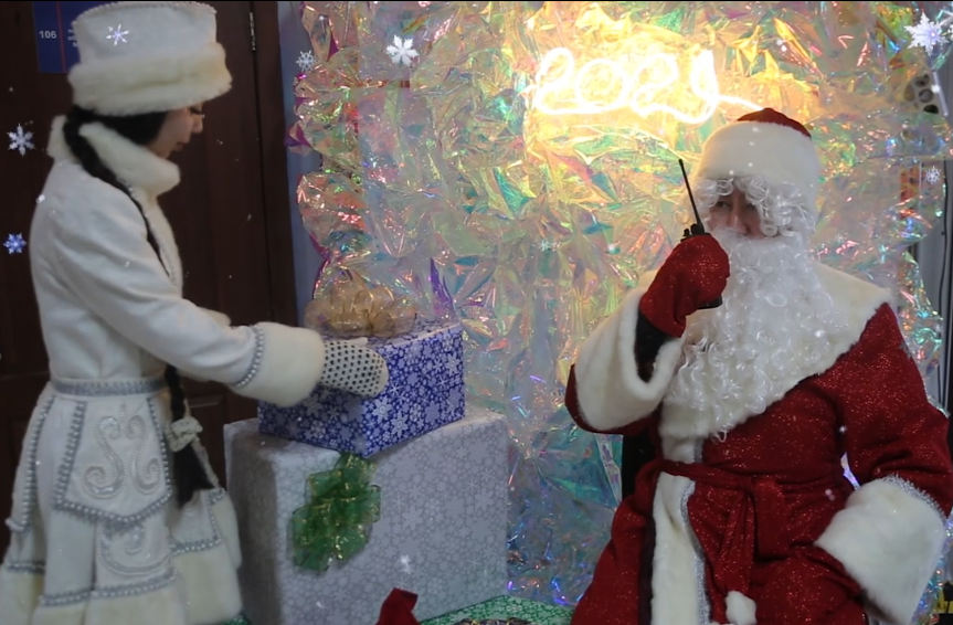 Более 700 детей получили подарки от полицейских Дедов Морозов и Снегурочек в Якутске