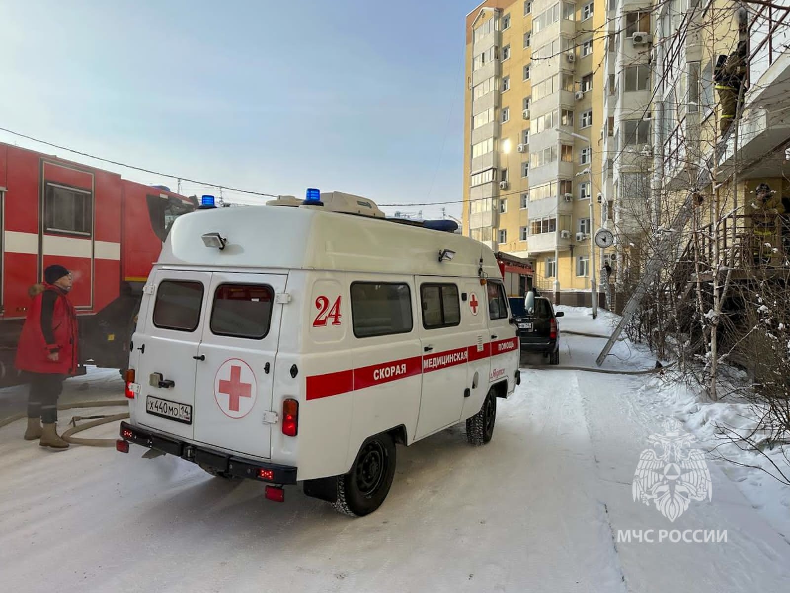 Мужчина погиб при пожаре в девятиэтажном жилом доме в Мирном