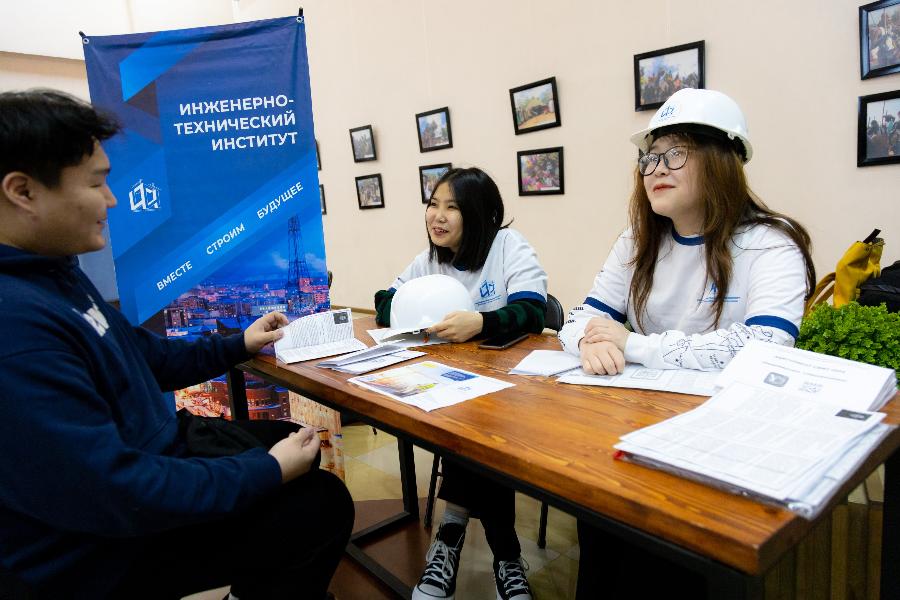 Более 700 студентов СПО посетили профориентационную ярмарку в СВФУ