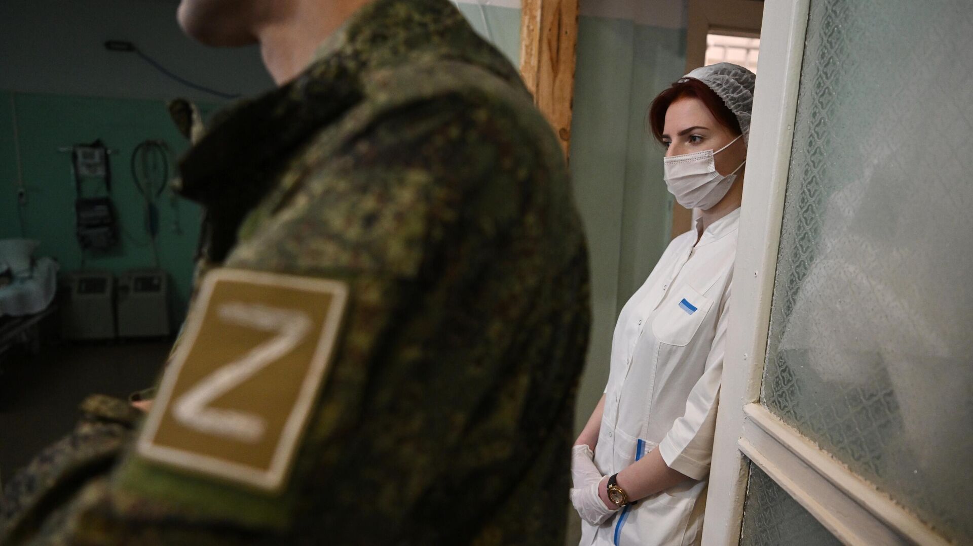 Меры соцподдержки медиков, оказывающих помощь участникам СВО, продлили в РФ