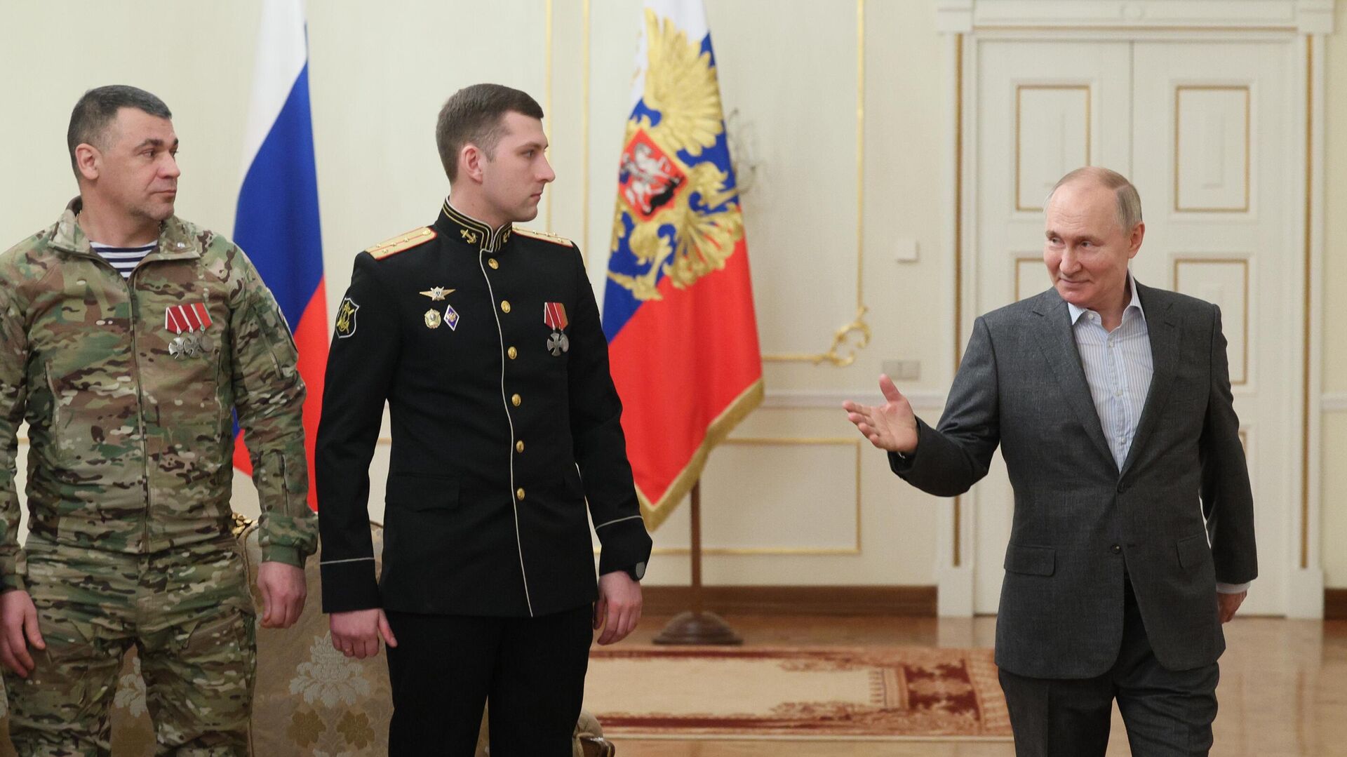 Владимир Путин вручил бойцам СВО наградное оружие и значки со штандартом президента