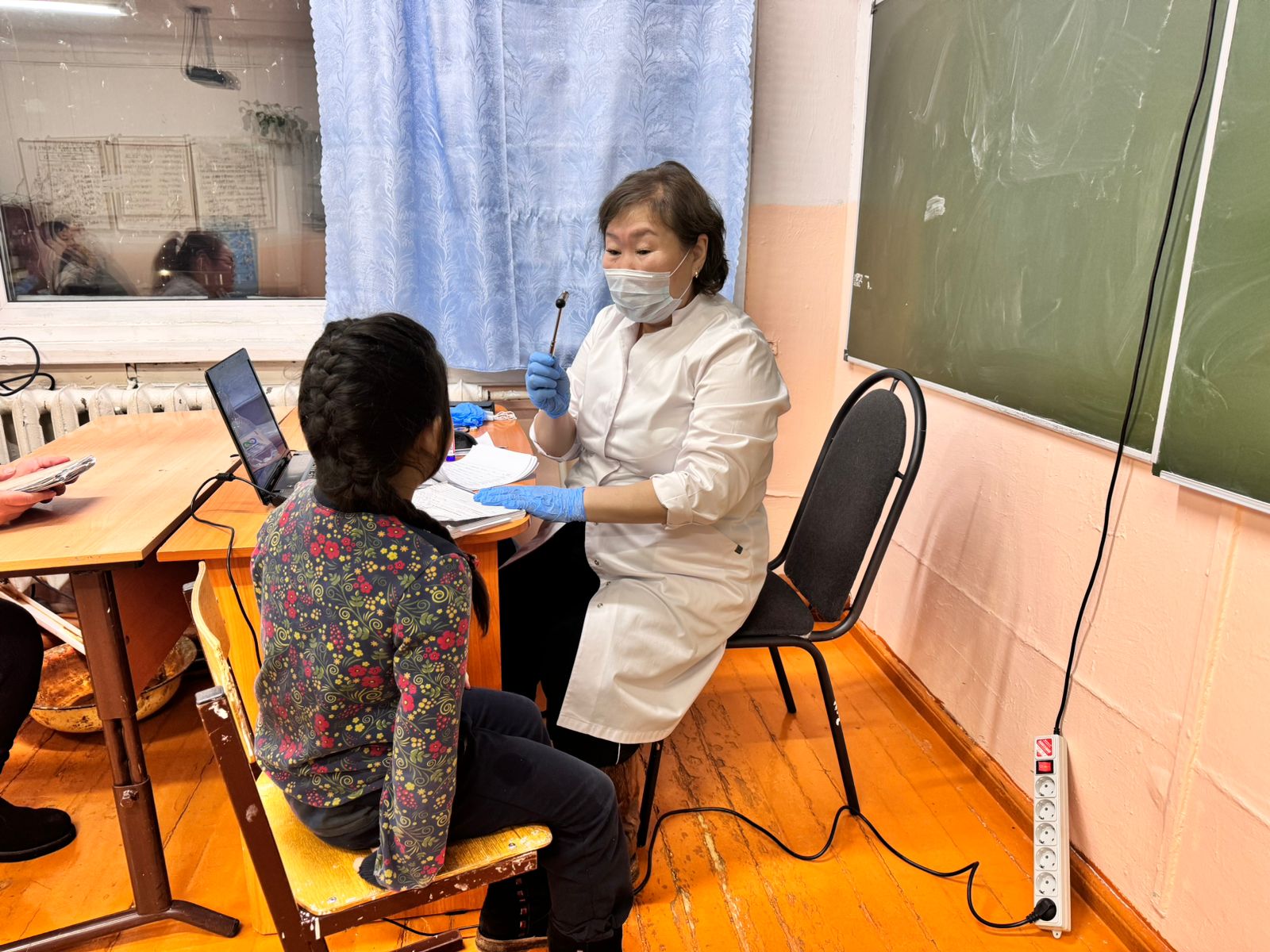 Бригада мобильных врачей проводит осмотры в Нижнеколымском районе Якутии