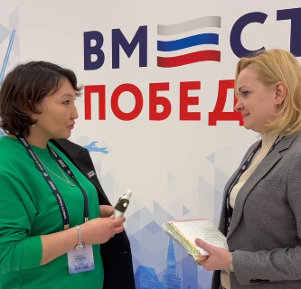 Активист КСВО из Якутии передала Юлии Белеховой письма бойцам СВО