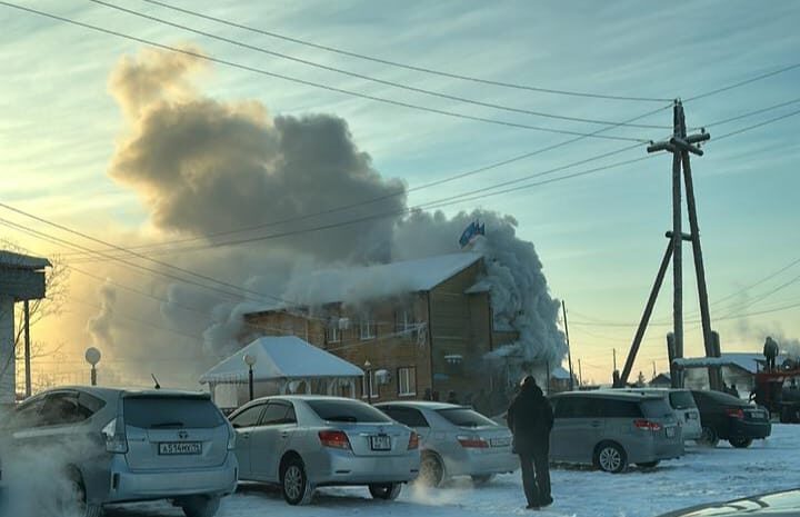 Пожар в здании администрации тушат в селе Павловск в Якутии 
