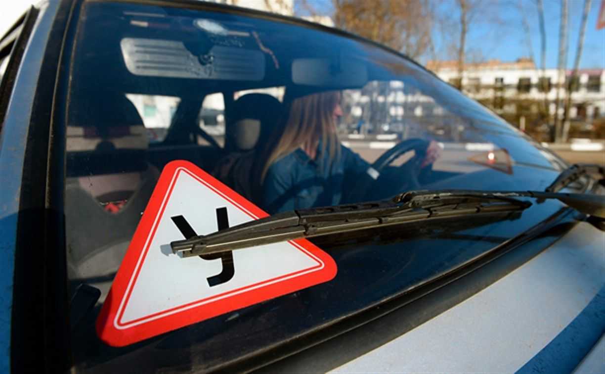 Инструкторам автошкол разрешат сидеть на пассажирском месте на экзамене в РФ