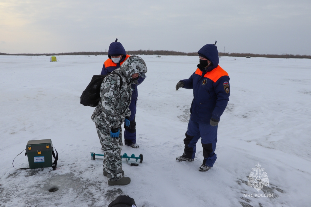 Сотрудники ГИМС МЧС проводят профилактические рейды об опасности выхода на лед