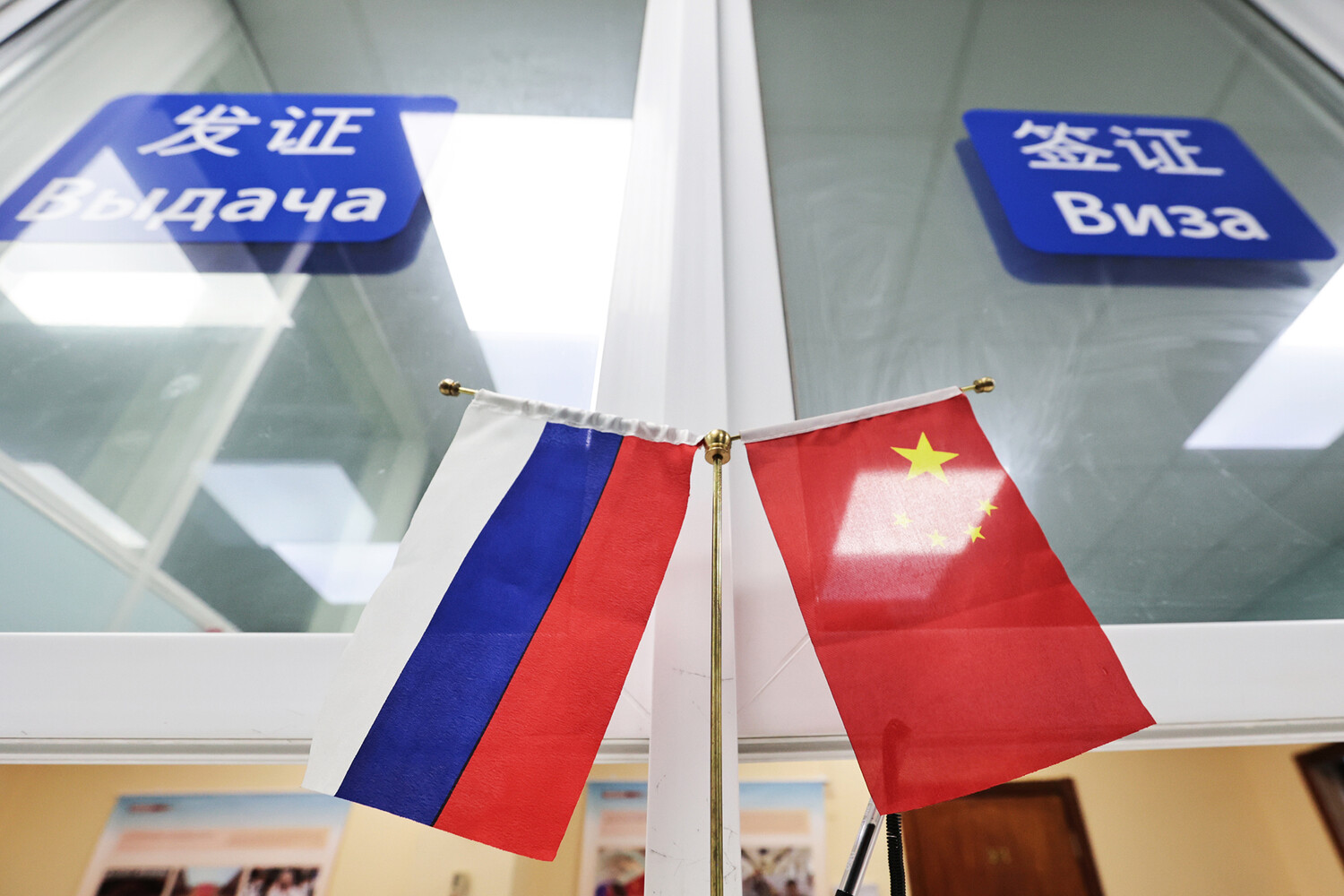 Консульство КНР во Владивостоке временно приостановит выдачу виз россиянам