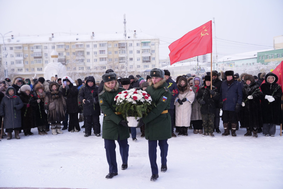 Цветы в честь 80-летия полного освобождения Ленинграда от фашистской блокады возложили в Якутске