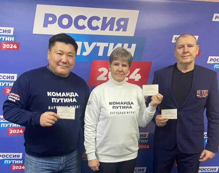 Трое якутян получили удостоверения доверенных лиц Владимира Путина