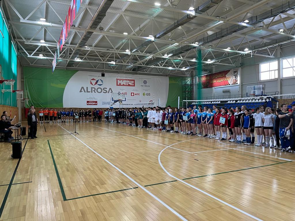Первенство по волейболу среди юношей и девушек началось в Якутске
