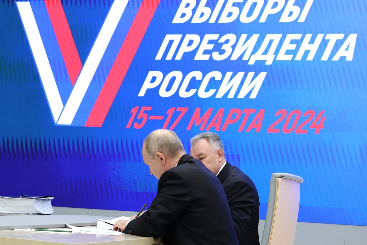 Первые удостоверения доверенным лицам Владимира Путина вручили в ЦИШ