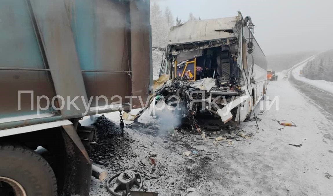 ДТП с участием автобуса и грузовика произошло в Нерюнгринском районе Якутии