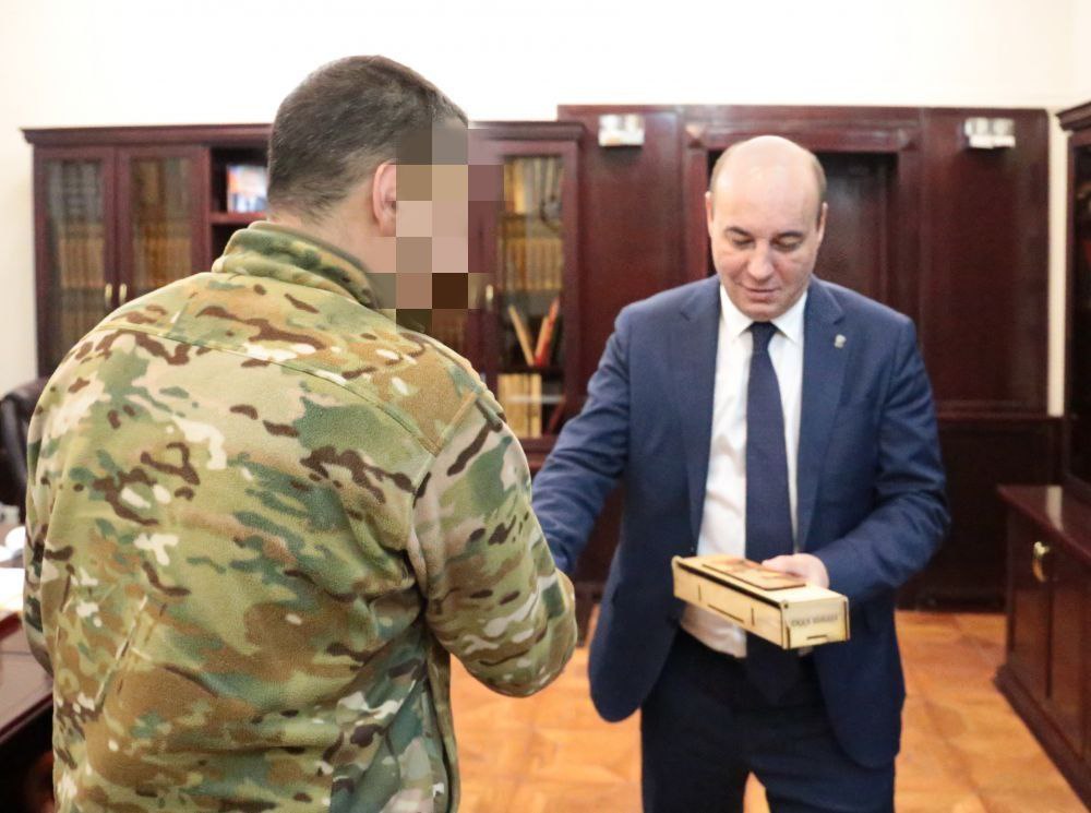 Глава Мирнинского района Якутии встретился с семьей военнослужащего