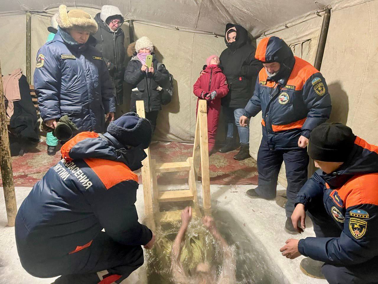 Спасатели продолжают обеспечивать безопасность на крещенских купаниях в Якутии
