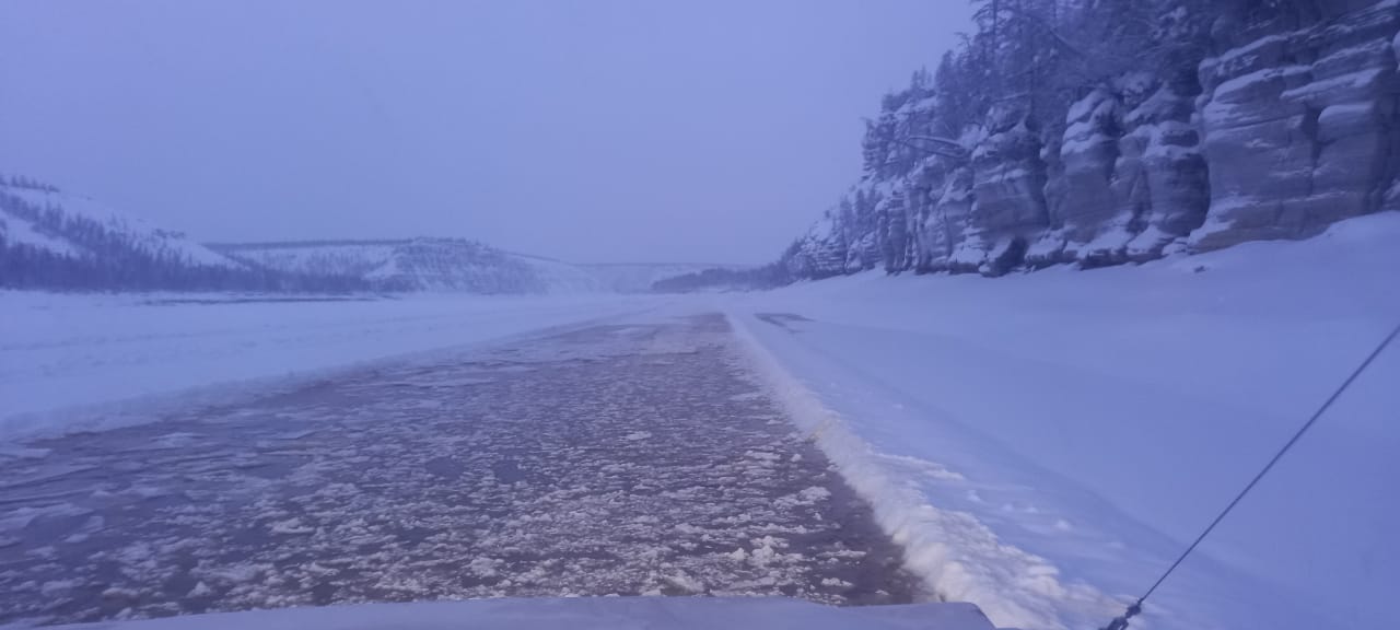 Участок ледового зимника автодороги «Анабар» временно закрыли в Якутии