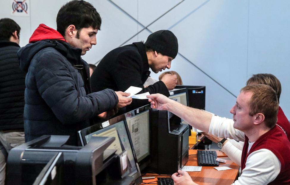 Запрет на привлечение к работе в легковом такси мигрантов установили в Якутии