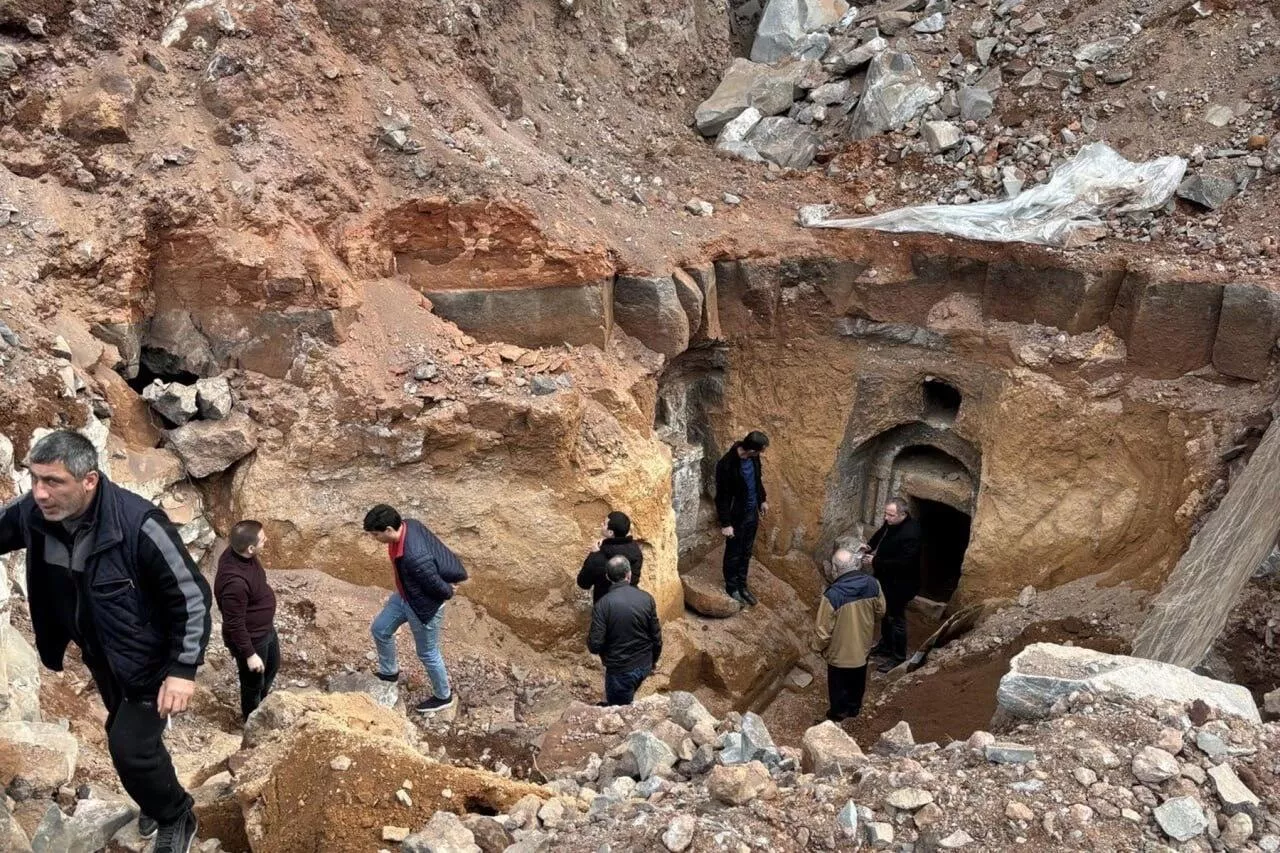Житель села в Армении обнаружил средневековую гробницу на своем участке