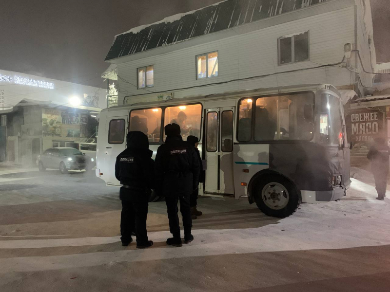Полиция проводит массовые проверки мигрантов в Якутии
