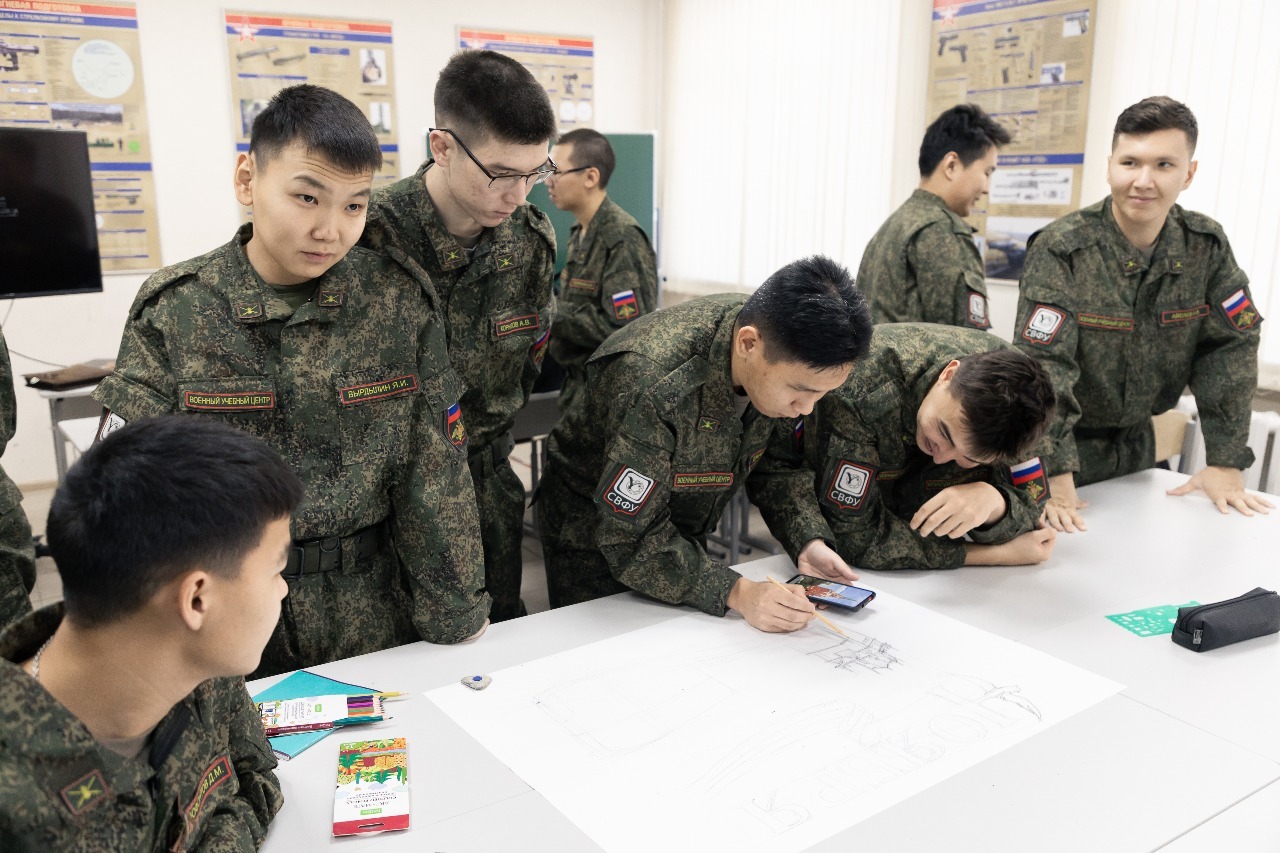 Более 200 студентов обучают в военном учебном центре СВФУ