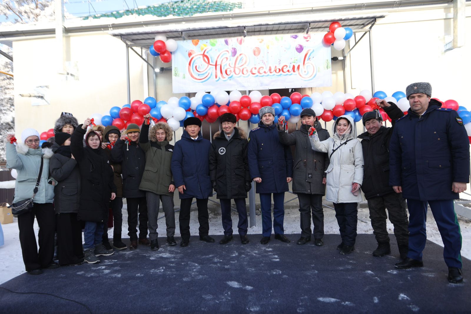 Детям-сиротам вручили ключи от квартир в поселке Нижний Бестях в Якутии
