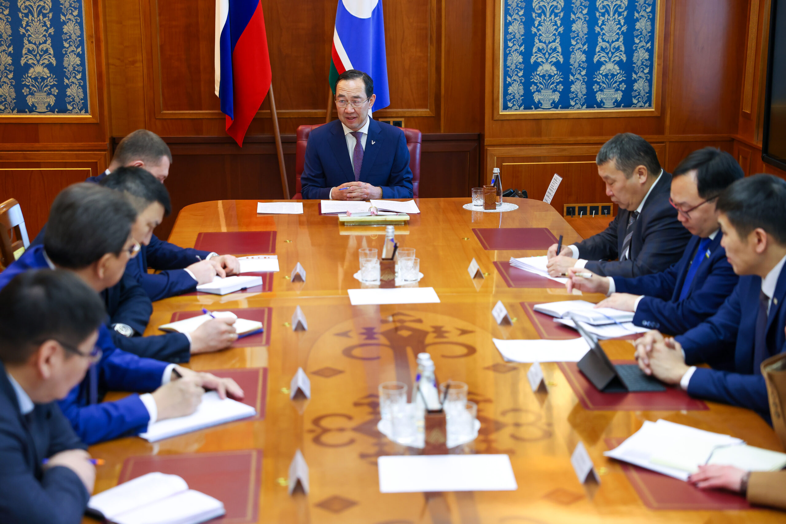 Айсен Николаев провел планерное совещание с членами правительства Якутии