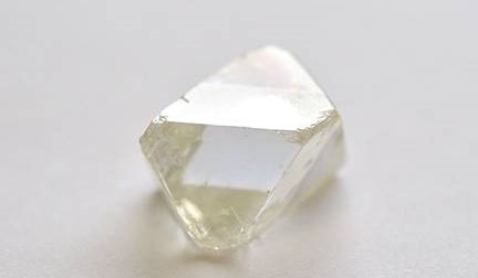 Якутский алмаз весом 76,39 карата назвали в честь 300-летия СПбГУ