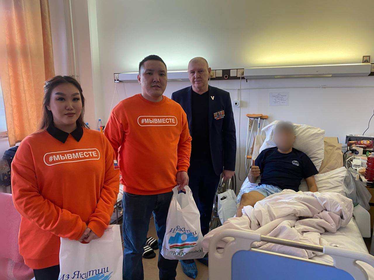 Раненых якутян в московских госпиталях посетили доверенные лица Владимира Путина и волонтеры