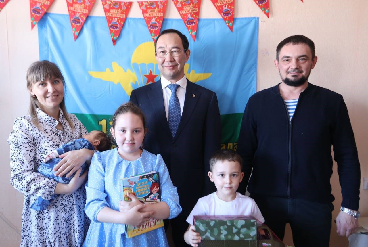 Глава Якутии навестил семью участника СВО в Ленске