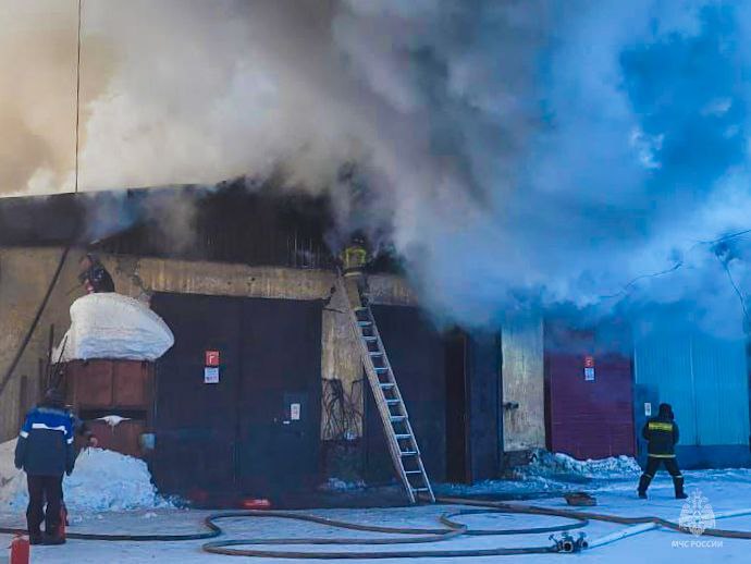 Пожар в складном помещении ликвидировали в Алдане