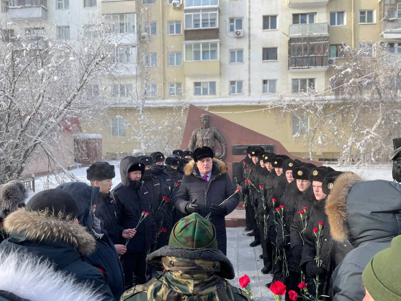 В Якутске возложили цветы к памятнику воинам-интернационалистам