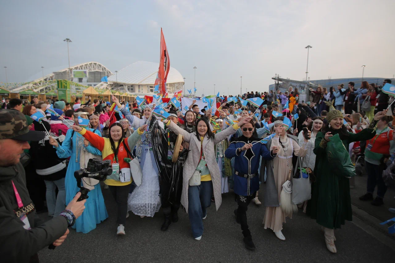 ВФМ-2024: Молодежь со всего мира объединилась во время шествия в Сочи