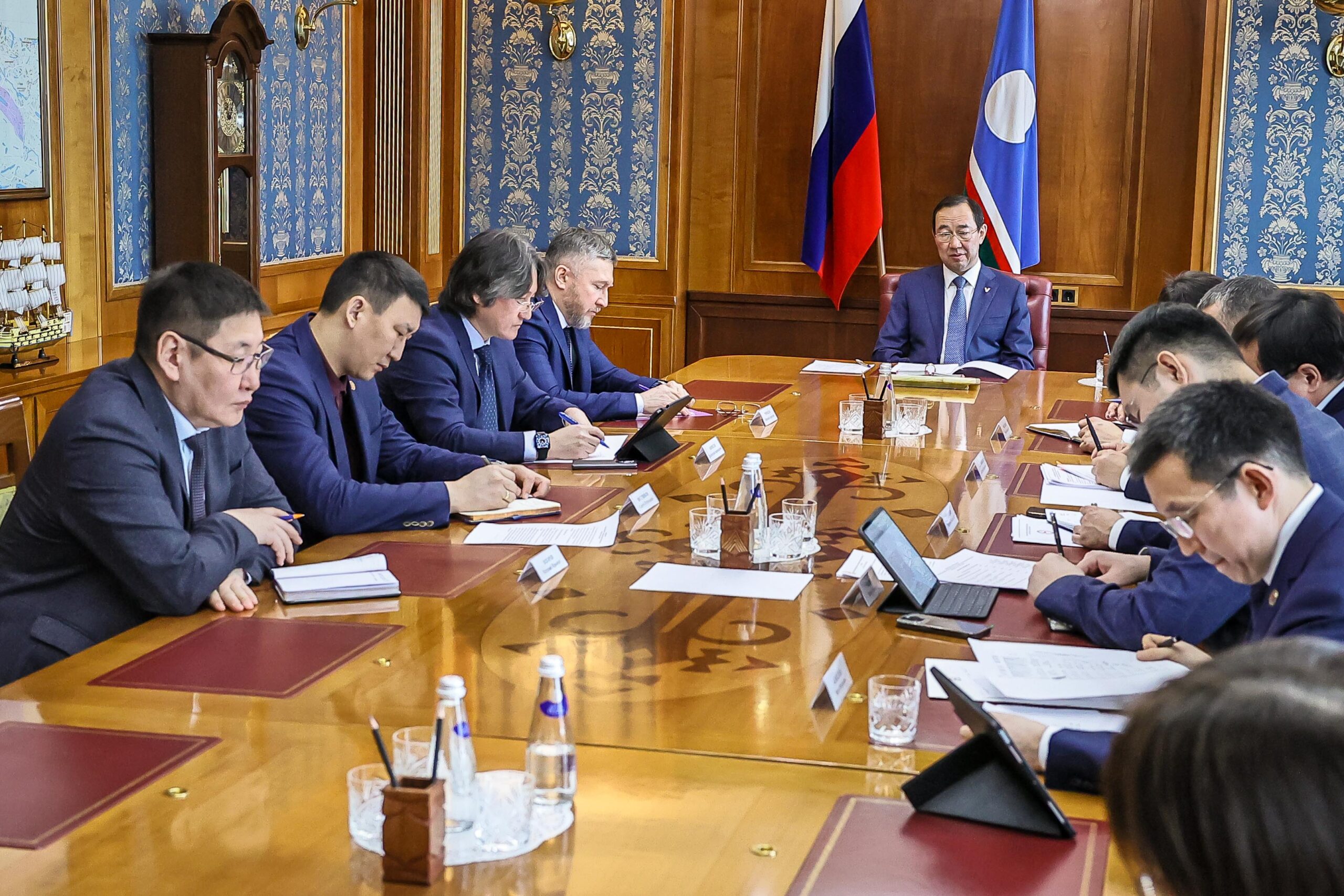 Глава Якутии провел планерное совещание с руководством правительства