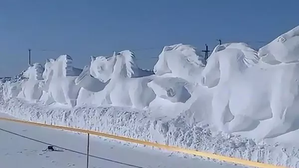 Табун лошадей изваяли из снега в Якутии