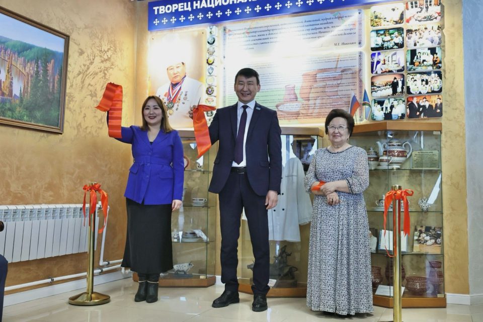 Экспозицию в честь 80-летия Иннокентия Тарбахова открыли в Николаев-Центре